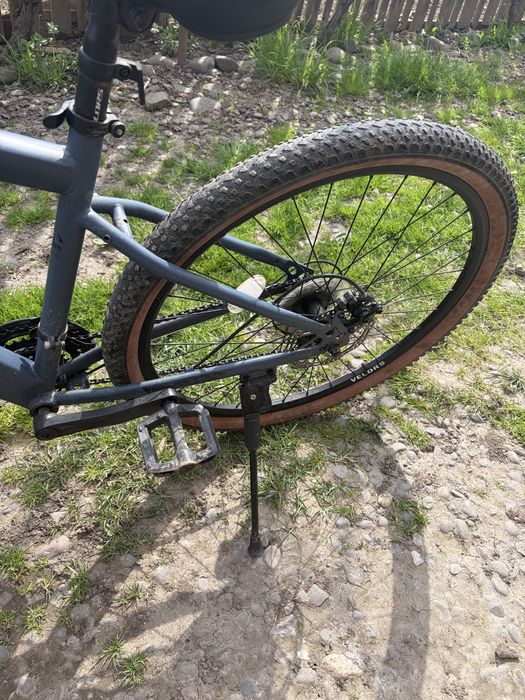 Vând bicicletă Velors, stare bună, ideală pentru plimbări și trasee ușoare.