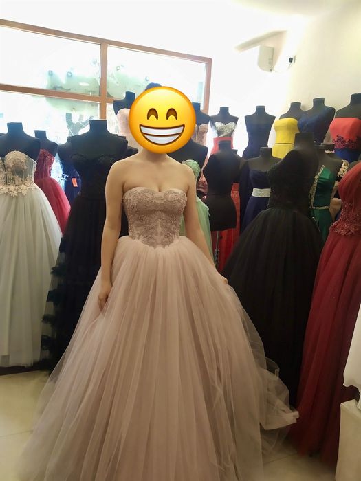 Розова бална рокля