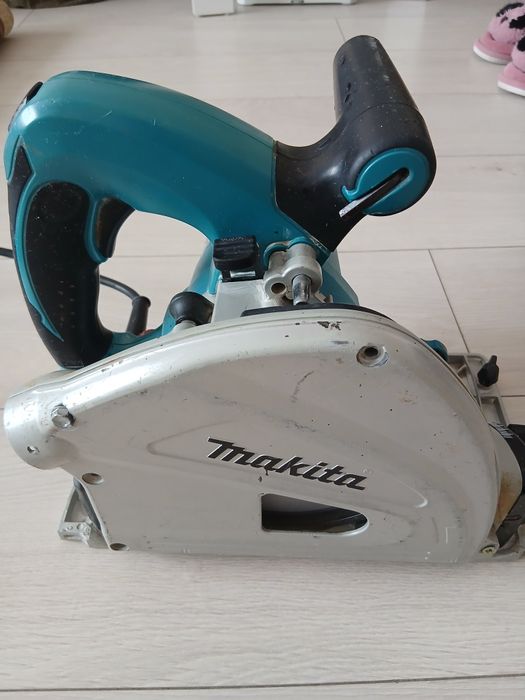 Продам  погружную пилу Makita