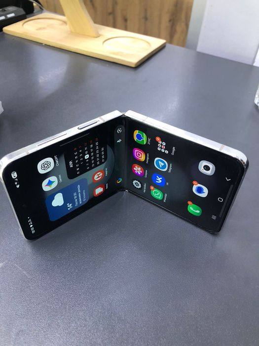 Samsung Galaxy Z flip 5 256gb