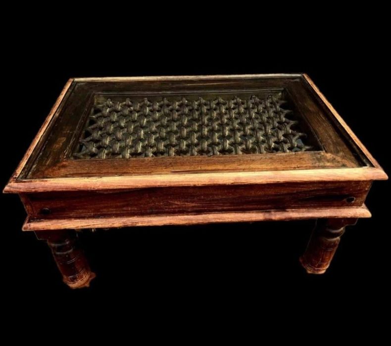 Unicat!Măsuță de cafea făcută dintr-un geam medieval.