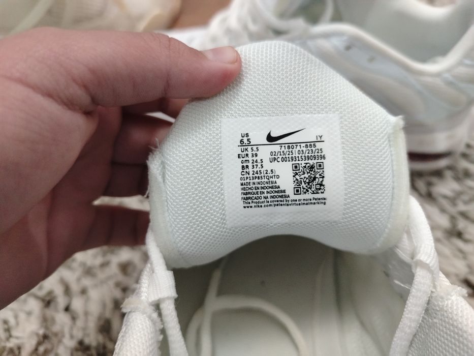 Vand o pereche de Nike Tn albe  marimea  39