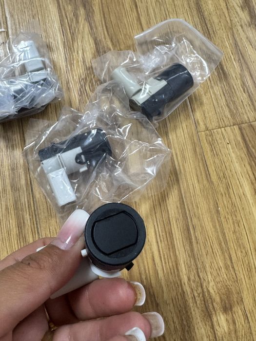 senzori de parcare ultrasonici (PDC - Park Distance Control), cel mai probabil compatibili cu modele din grupul VAG (Volkswagen, Audi, Seat, Skoda)