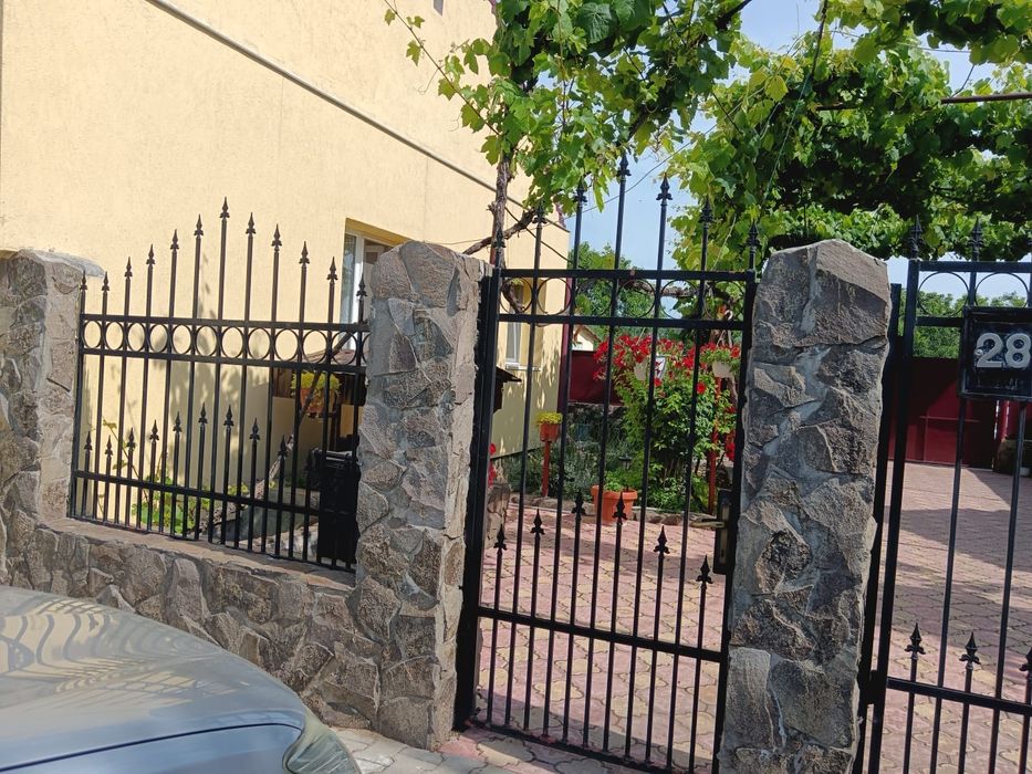 Vând casă complet mobilată