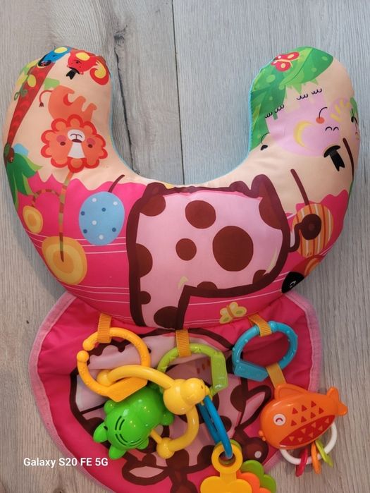 Perna de activitate roz cu jucarii