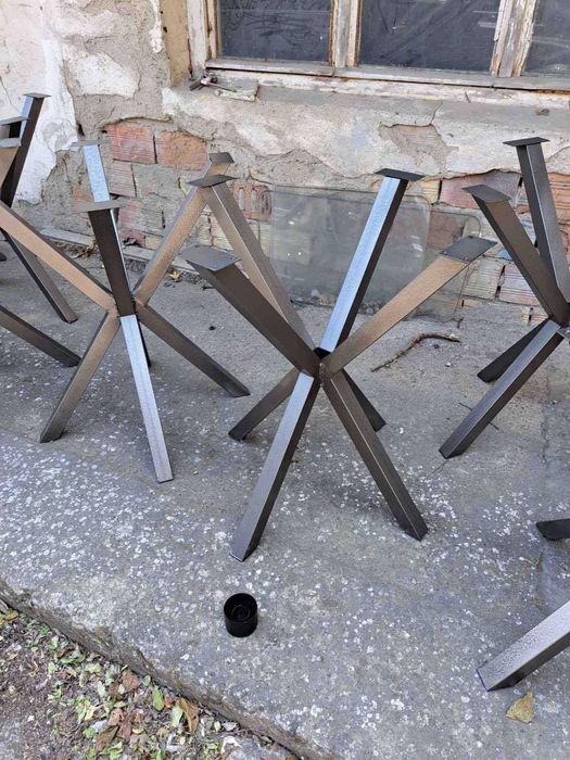 Метални стойки за маса и пейка