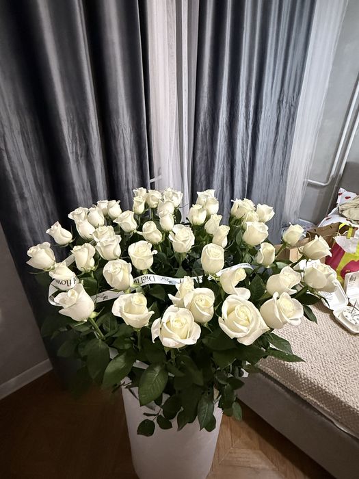 Огромный букет белых роз 71 штук