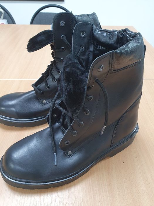 Продам рабочие сапоги, чёрного цвета, зимние, кожанные, размер 42,