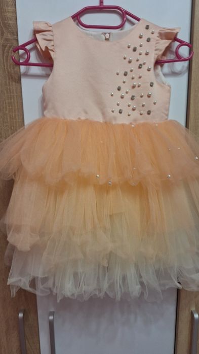 Детска рокля в прасковено с перли и блестящи камъчета