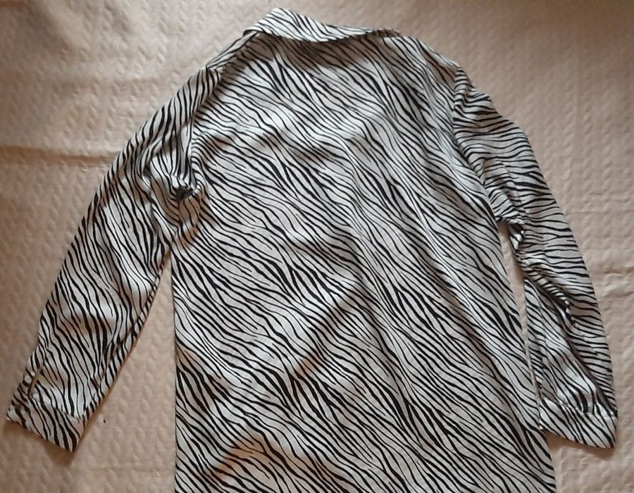 Cămașă  Zara marimea M ,model mai larg