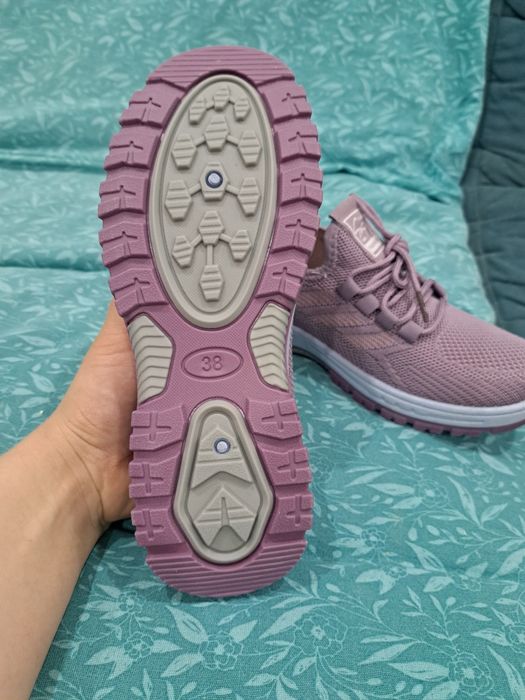 Женские кроссовки