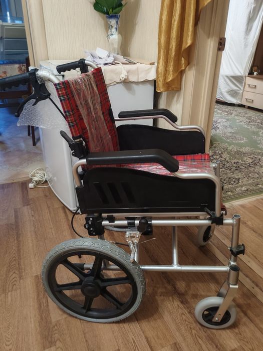 Продам инвалидную коляску новую