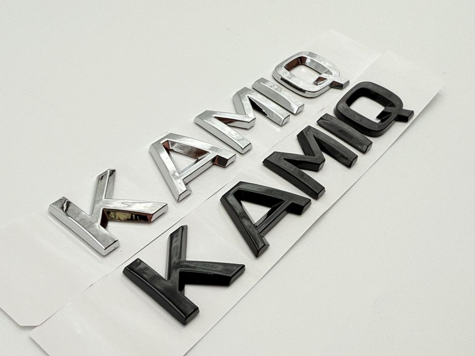 Emblema Skoda KAMIQ spate crom