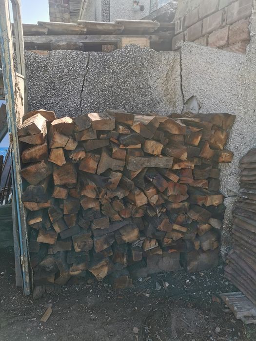 Продавам сухи дърва за огрев