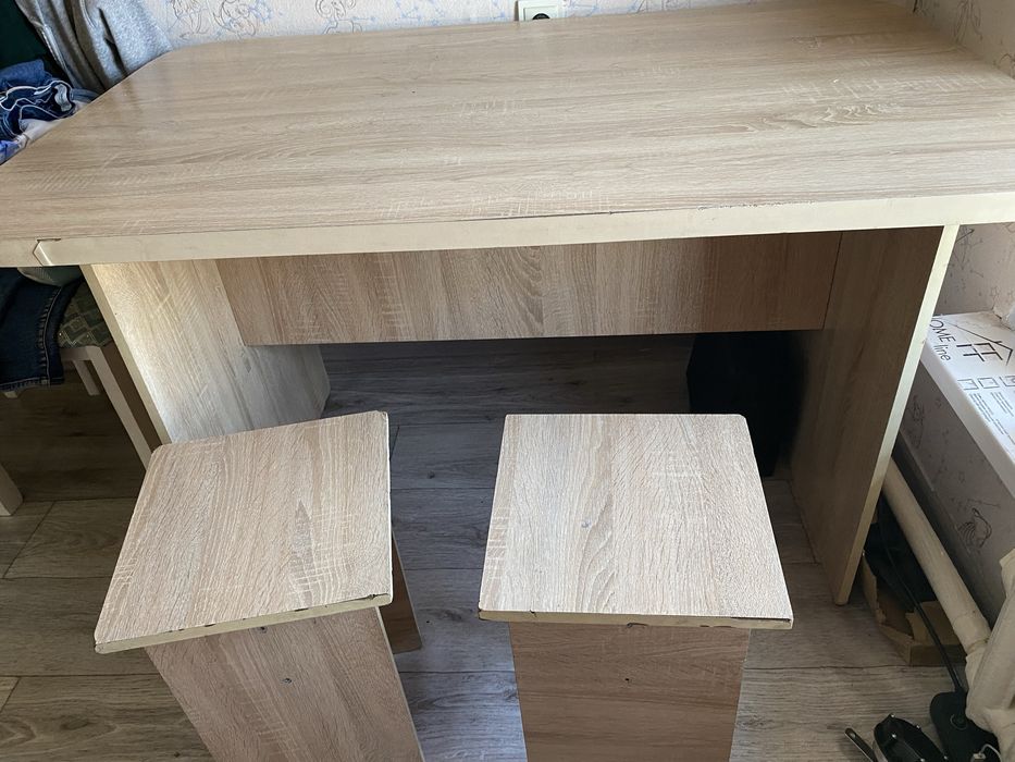 Продам стол кухонный и 3 табуретки