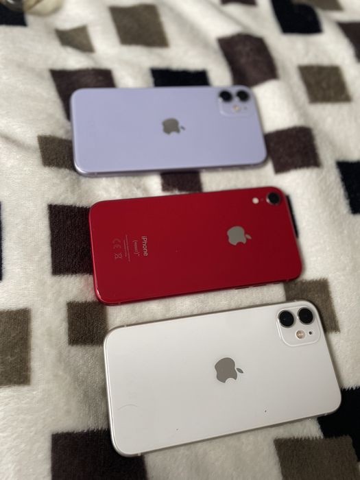 2 Iphone 11 și un Iphone xr