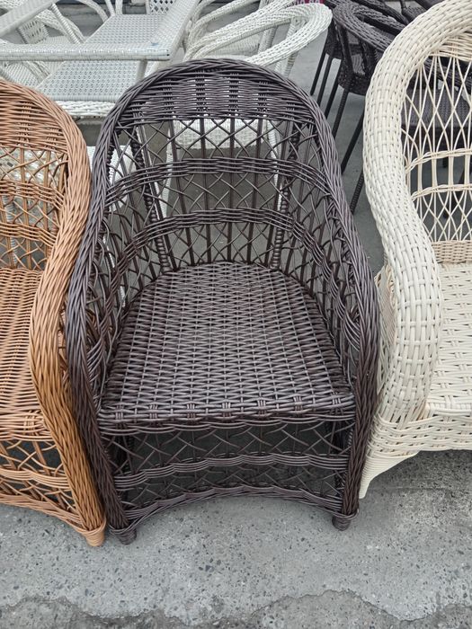 Ratan to'qima stol va kachelalar