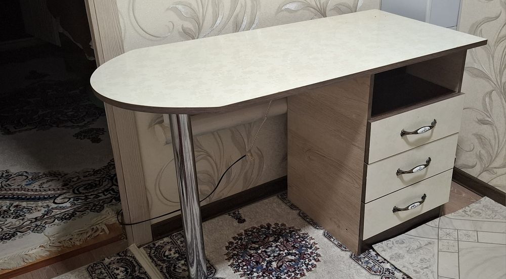 Продаётся стол для маникюра