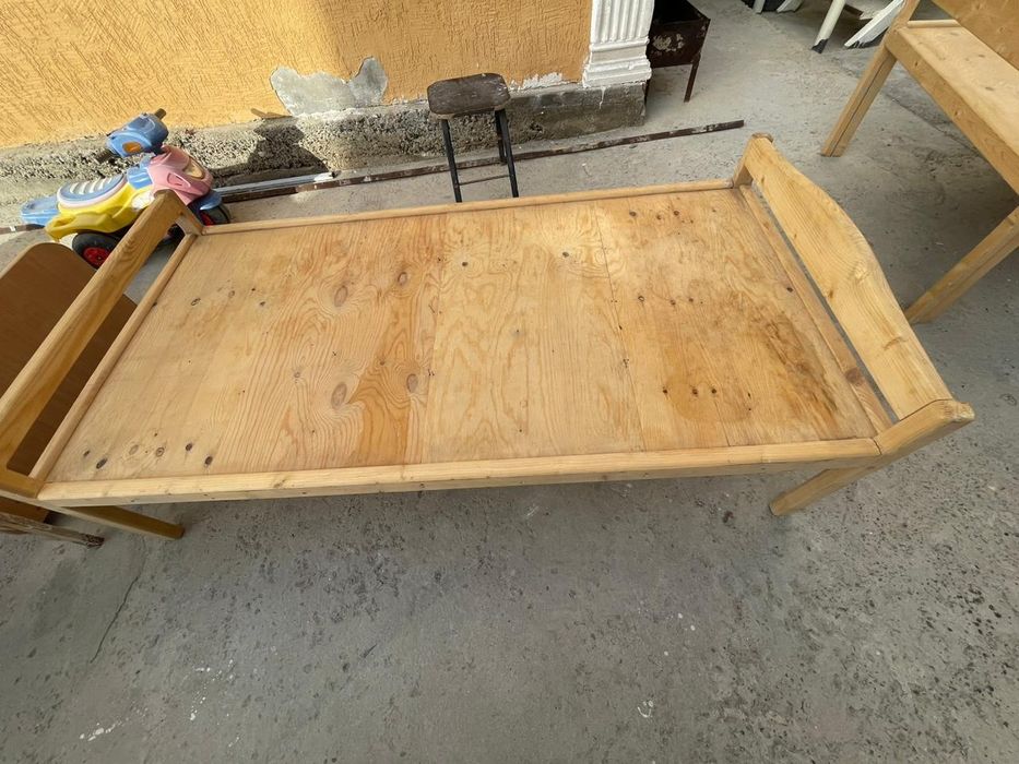 Деревянная кровать