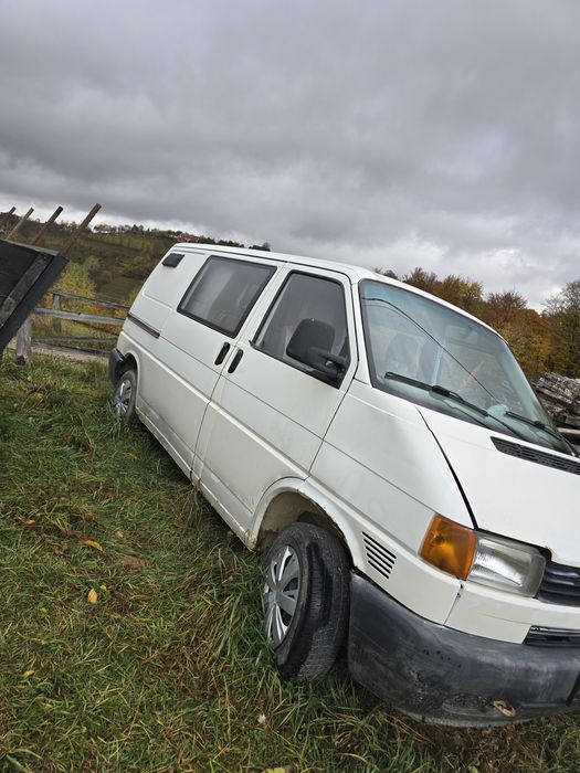 Vând t4 pentru dezmenbrari