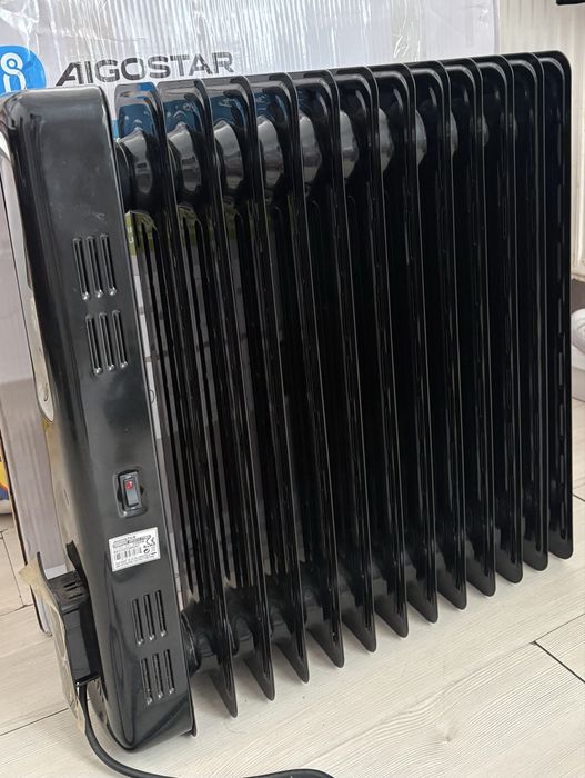 Calorifer electric cu ulei Aigostar, 2500W, 13 elemenți, control electronic cu afișaj LED și telecomandă