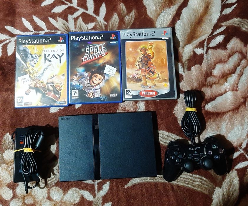 Vând PlayStation 2 slim complet în stare bună 3 jocuri