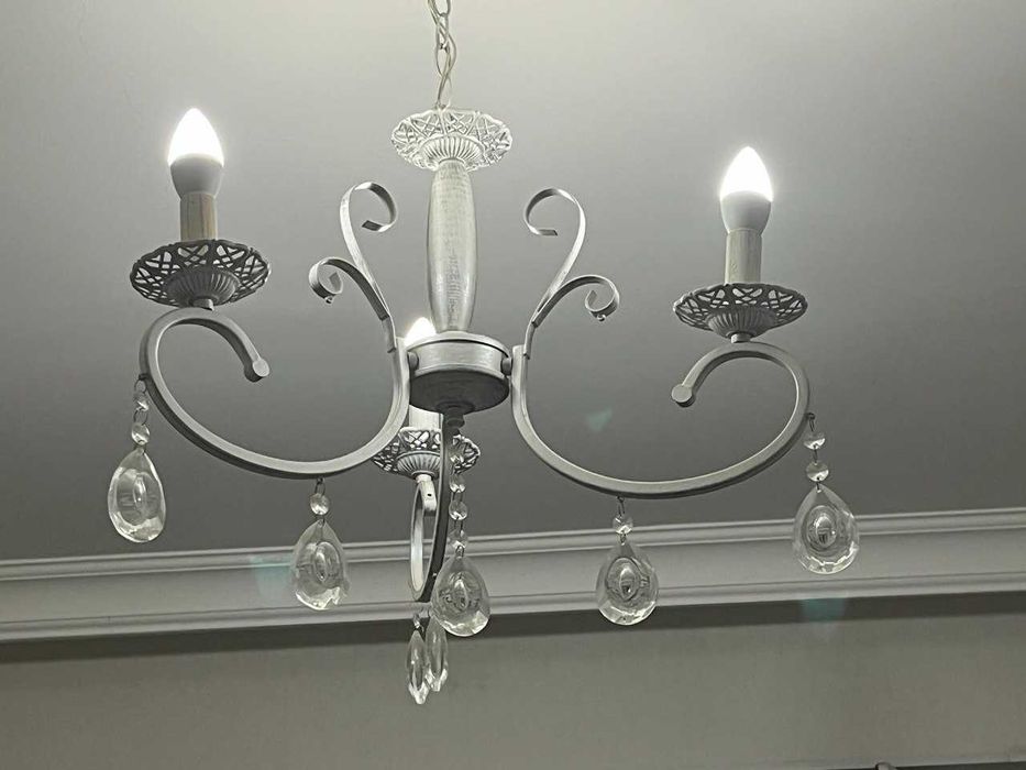 продам люстру трехрожковая