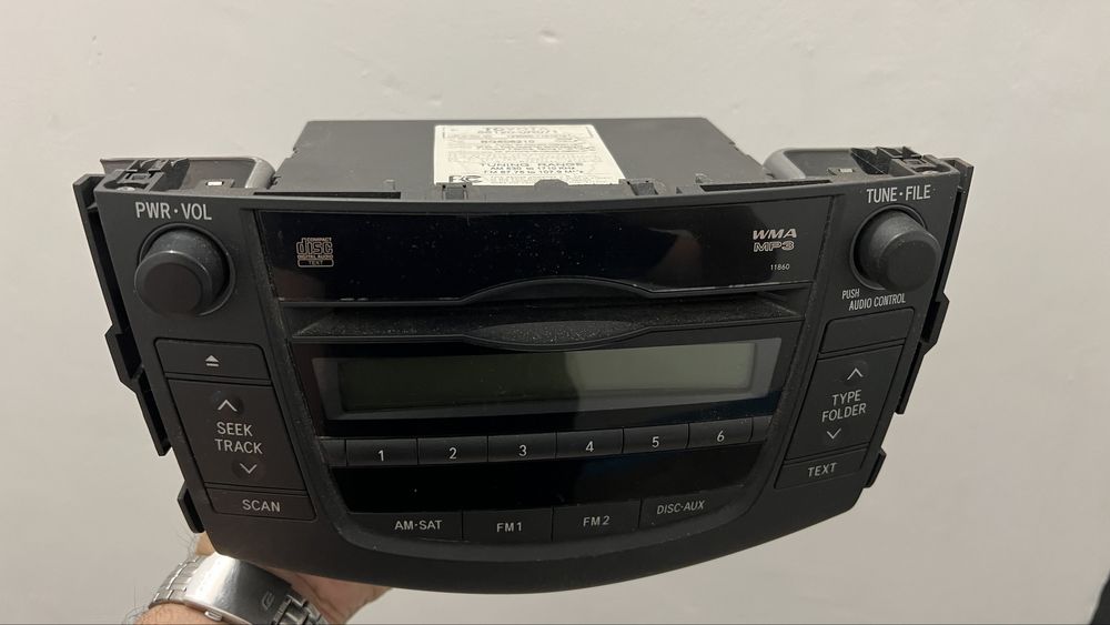 Продается магнитола на Рав4