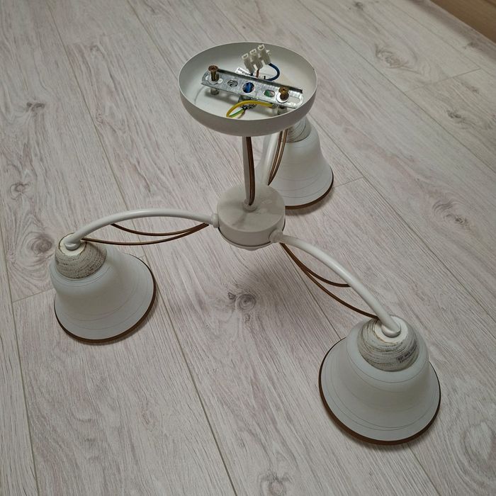 Vând lustre in stare buna