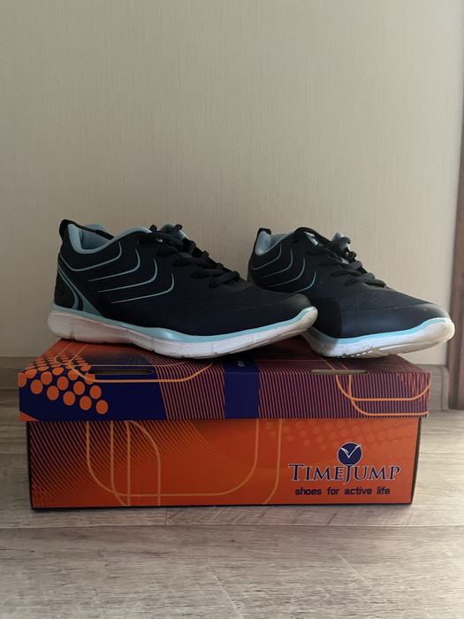 Продам женские кроссовки