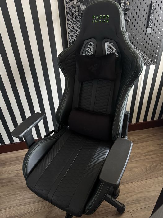 Set Gaming Premium – Birou RGB 120x60 + Scaun Razer Edition + Noptieră pe roți