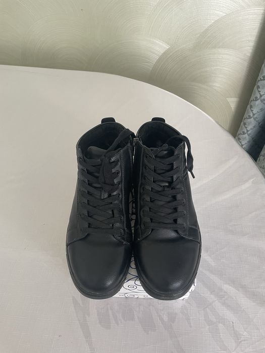 Продам ботинку , мужская