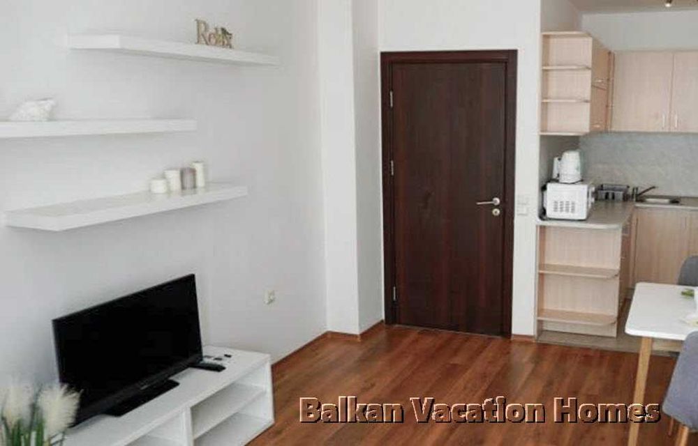 Двустаен апартамент с голяма покривна тераса – на 100 м от морето