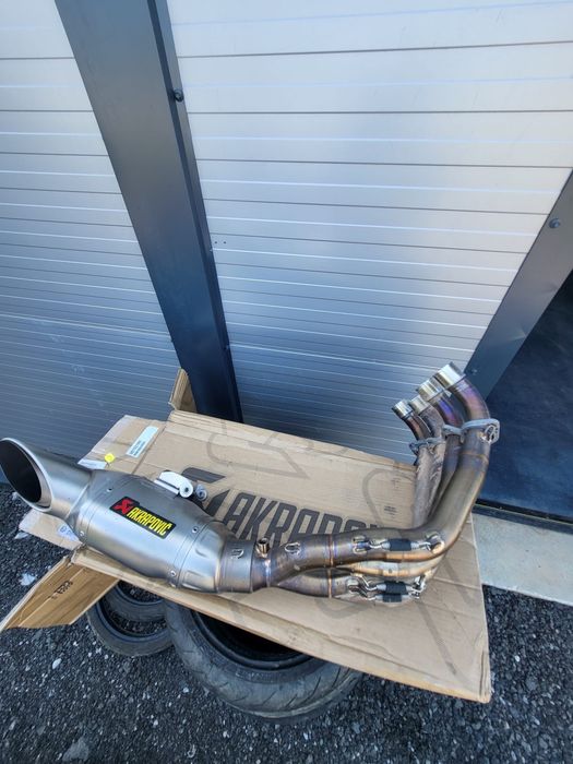 Evacuare completa Akrapovic, Racing line Titan