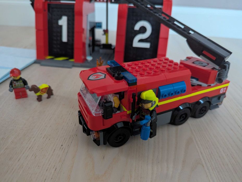 LEGO 60414 - Statie si camion de pompieri