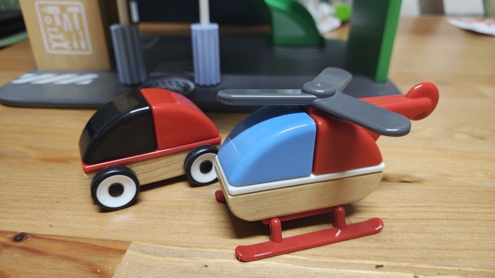Garaj cu masinuta si elicopter Lillabo (Ikea)