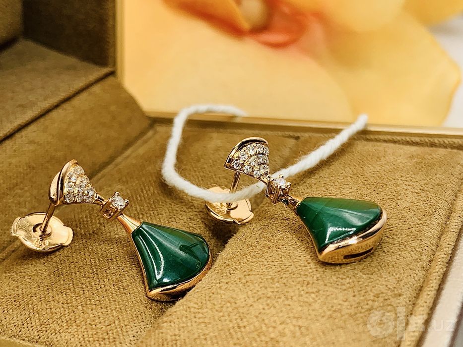 Современные золотые серьги Bvlgari