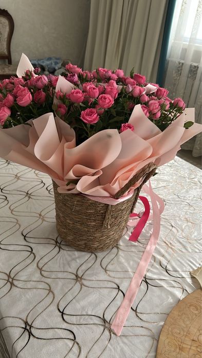 Кустые розы корзина