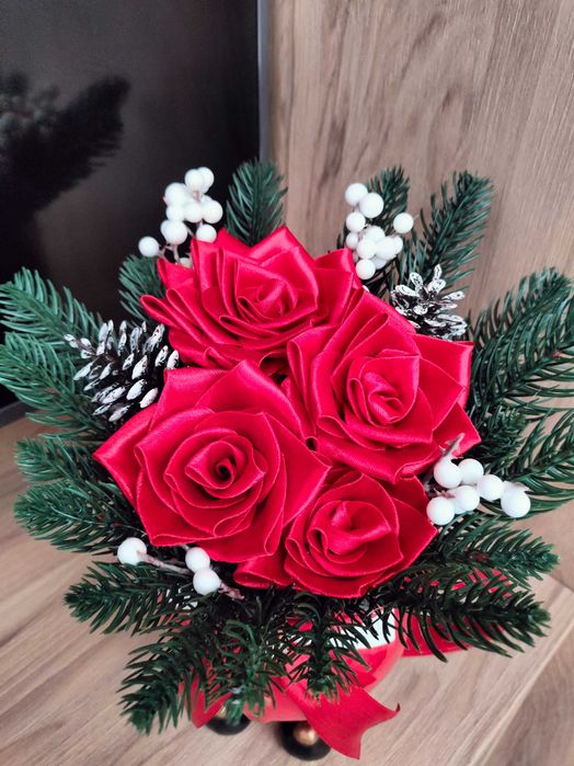 Aranjament de Crăciun handmade în cană – flori și brad