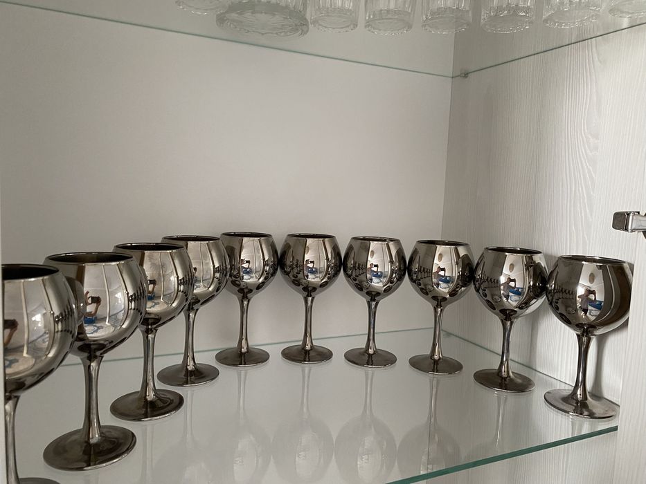 Бокалы и рюмки стаканы