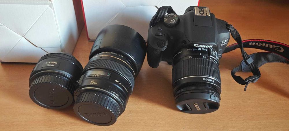 Camera Canon EOS 2000D