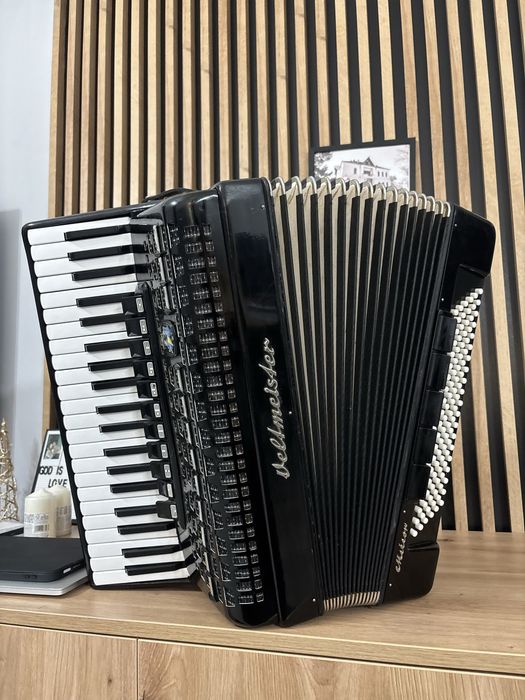 Acordeon Weltmeister Meteor cu 120 de basi