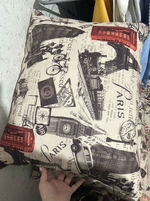 Подушка одну большой, 4средни