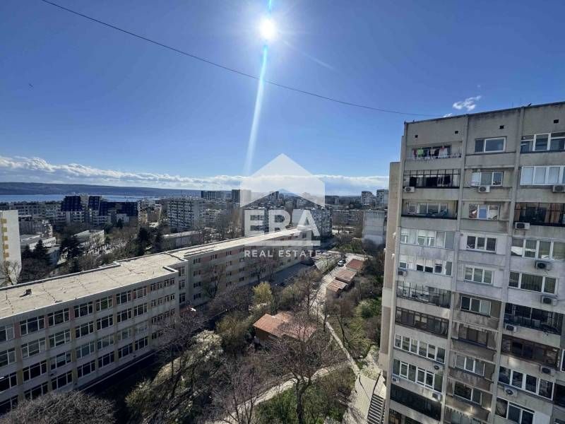 Четиристаен апартамент за ремонт за продажба в квартал Чайка , Варна .