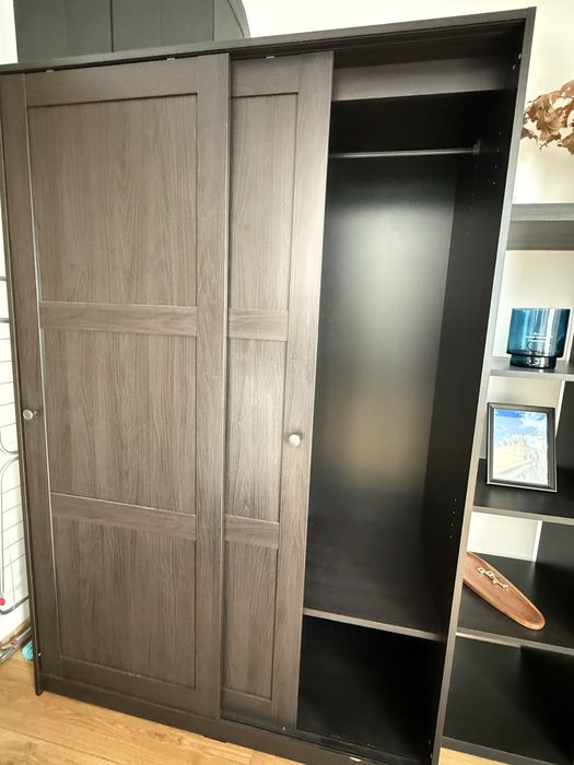 Vand mobilier și masina de spalat rufe verticala.