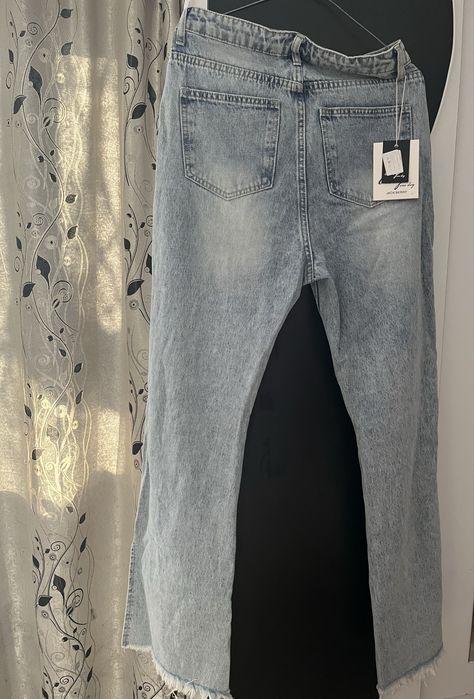 Blugi evazati, noi cu eticheta