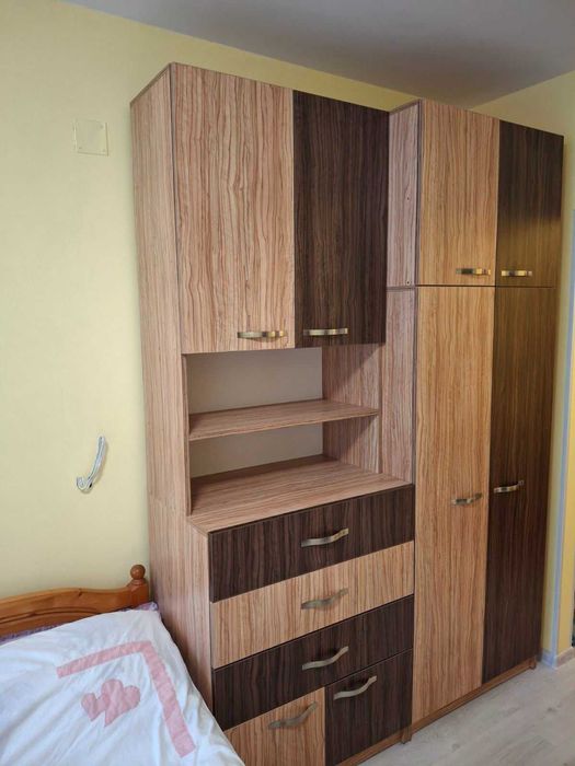 Продавам секция-400 лв. и масивна маса с мраморен плот-200 лв.