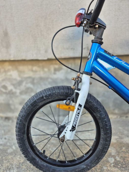 Vând bicicletă pentru copii, roți de 16”, de culoare albastră, în stare foarte bună, conform pozelor.