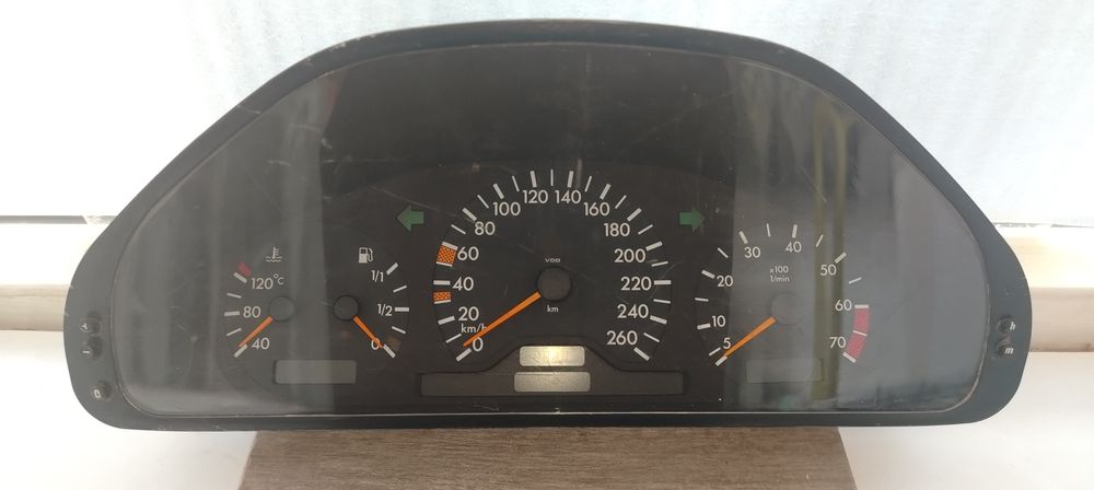 Щиток приборов на Mercedes