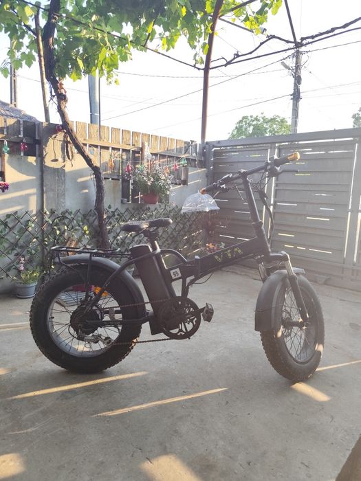 Vând 2 biciclete,una clasică și una electrică.